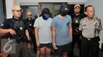 Petugas Polsek menggiring 5 tersangka penculikan untuk dihadirkan dalam rilis di Polsek Mampang, Jakarta, Rabu (20/1). Polsek Mampang Prapatan berhasil mengamankan 5 tersangka penculikan dan penganiayaan pelajar SMK. (Liputan6.com/Yoppy Renato)