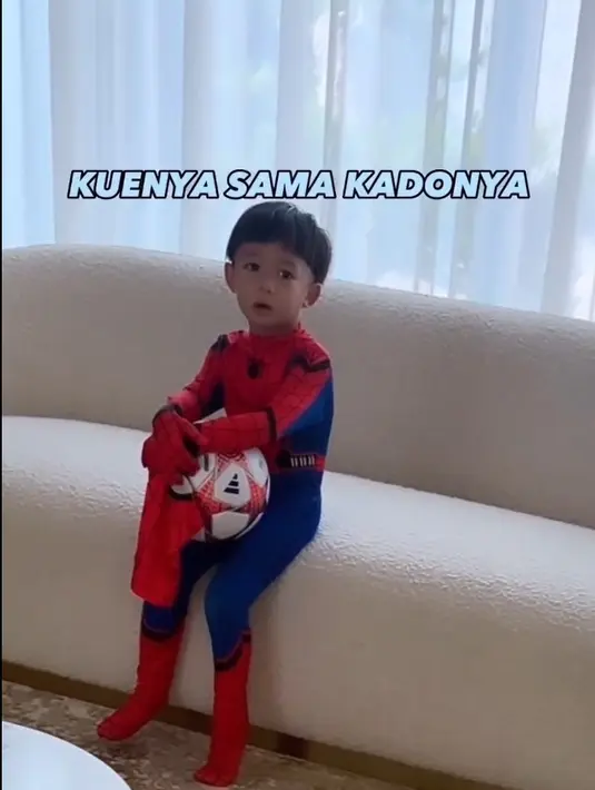 Momen Aqli saat dikerjain oleh Mamanya. Ayu Dewi menyebut tidak ada dekorasi dan kue ultah di momen ulang tahunnya. Ayu Dewi sempat meledek, karena tak ada kue ultah pakai donat. Tapi, Aqli yakin kue dan kadonya masih di jalan. [Instagram/mrsayudewi]