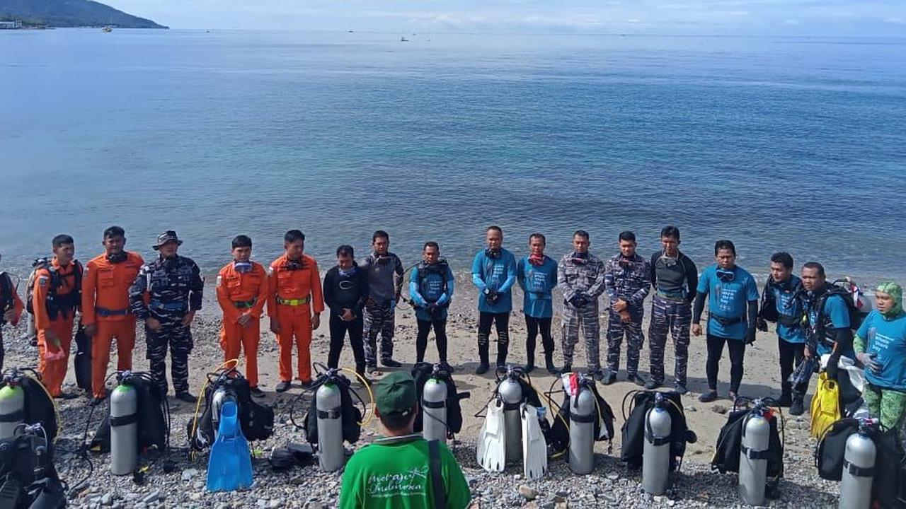 Peringati Hari Hiu Paus Internasional, Anggota Dewan Pers Lepas Penyelam Gorontalo Bersihkan Sampah Laut