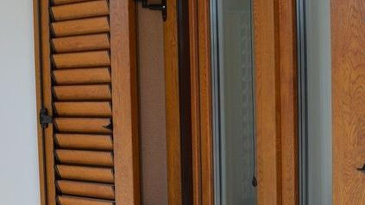 2. Jendela Rumah Kayu 2 Lapis<br>