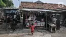 Seorang anak berjalan ke warung di perkampungan kumuh kawasan Semper, Cilincing, Jakarta, Selasa (12/10/2021). Data Badan Pusat Statistik (BPS) Provinsi DKI Jakarta per September 2021 mencatat, jumlah penduduk miskin di Ibu Kota mencapai 362 ribu jiwa. (merdeka.com/Iqbal S. Nugroho)