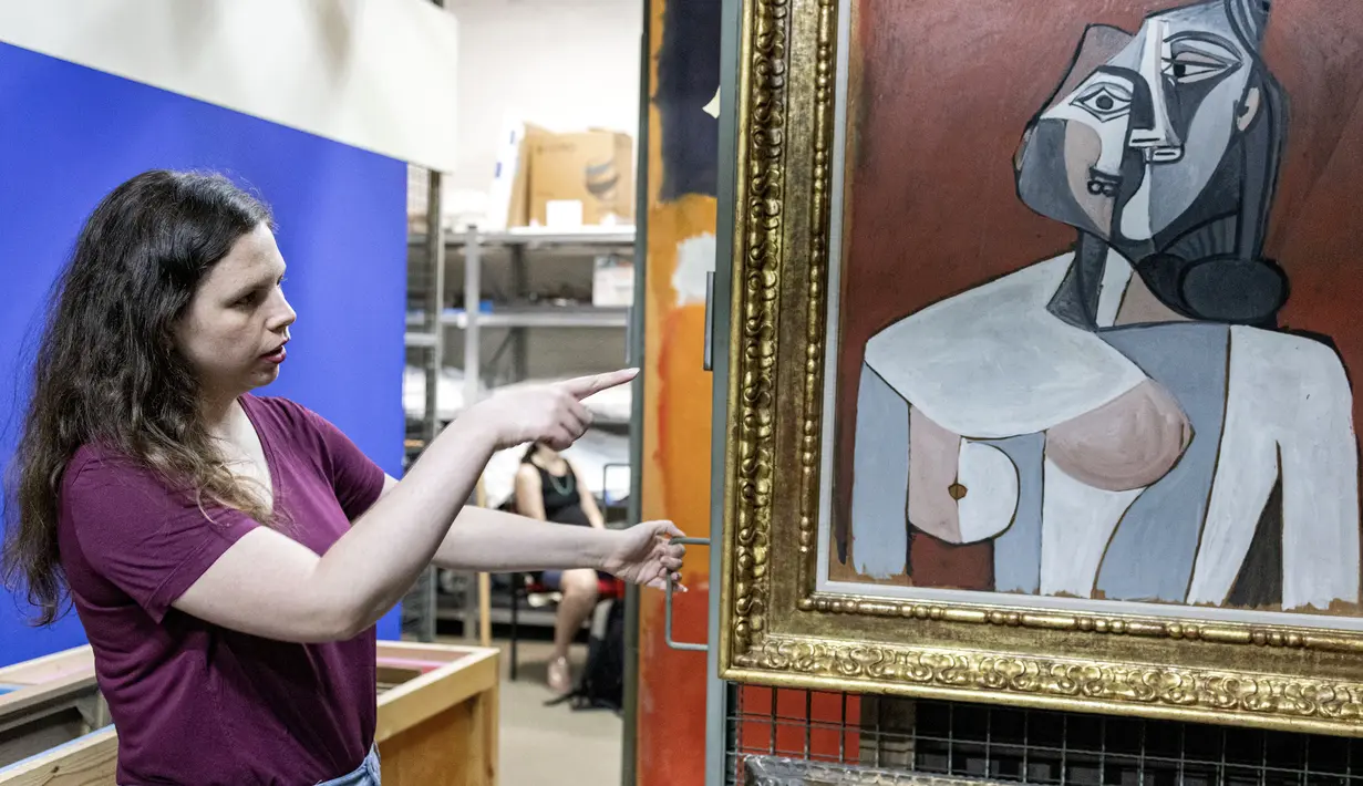 Lukisan-lukisan karya Pablo Picasso dan Gustav Klimt termasuk di antara karya seni berharga yang dipindahkan oleh Museum Seni Tel Aviv ke "brankas" -- ruang bawah tanah yang aman yang dimaksudkan untuk melindungi dari serangan rudal. (Oren ZIV / AFP)