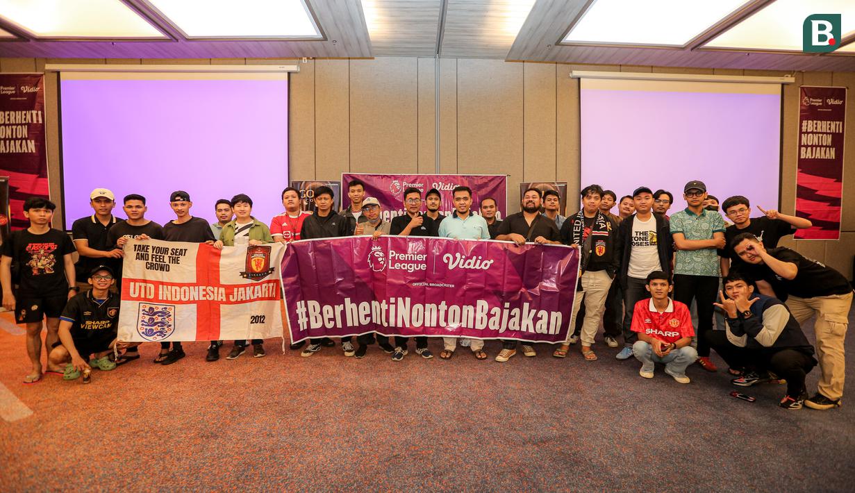 Pendukung Manchester United yang tergabung dalam United Indonesia Jakarta berfoto bersama setelah Roaring Night Liga Inggris 2023/2024 melawan Arsenal di Hotel Ibis, Tanah Abang, Jakarta, Sabtu (12/05/2024). (Bola.com/Bagaskara Lazuardi)