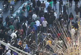 Para pengunjuk rasa berdemonstrasi di pusat kota Teheran, Iran, Senin, (29/12/2025). (Dok. Fars News Agency via AP)