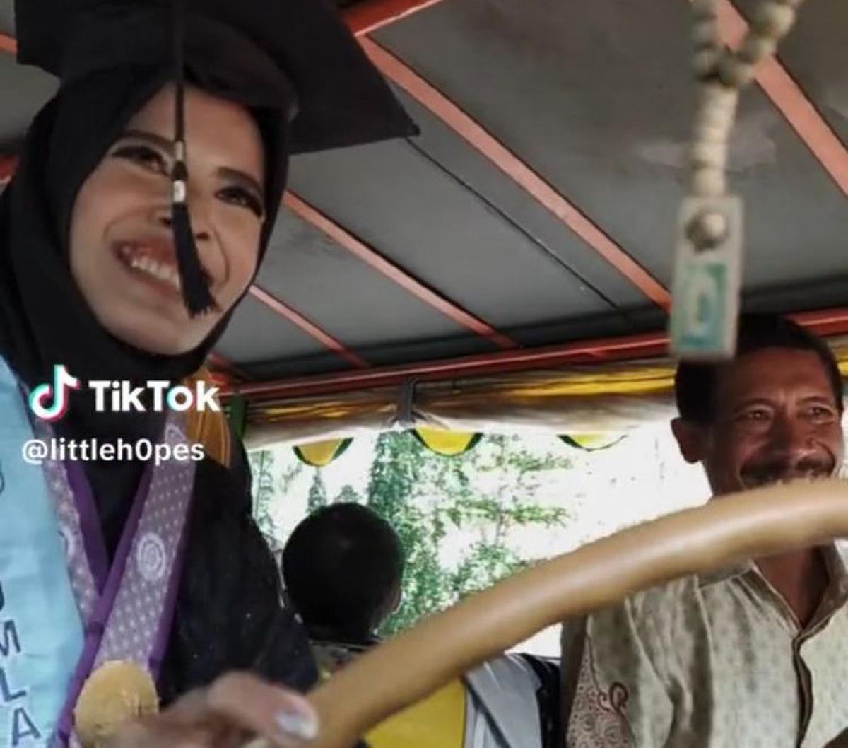 Di sampingnya, sang ayah tampak mendapingi putrinya. Sang ayah pun tampak tersenyum bangga karena ia sudah berhasil membesarkan dan membiayai putrinya hingga menjadi seorang sarjana.