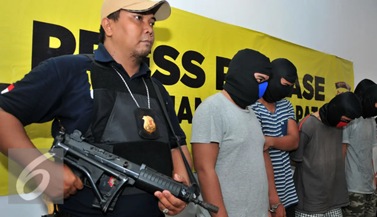 Lima tersangka penculikan pelajar SMK merupakan mahasiswa di salah satu kampus ternama di Jakarta, Rabu (20/1). Polsek Mampang berhasil mengamankan 5 tersangka penculikan pelajar salah satu SMK di Jakarta Selatan. (Liputan6.com/Yoppy Renato)