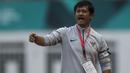 Pelatih Timnas Indonesia, Indra Sjafrie, memberikan instruksi saat melawan Arab Saudi pada laga persahabatan di Stadion Wibawa Mukti, Jawa Barat, Rabu (10/10/2018). Indonesia kalah 1-2 dari Arab Saudi. (Bola.com/Vitalis Yogi Trisna)