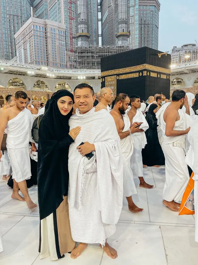 Tampil Kompak Bersama Anak, Ini 7 Potret Anang Hermansyah dan Ashanty di Depan Kabah