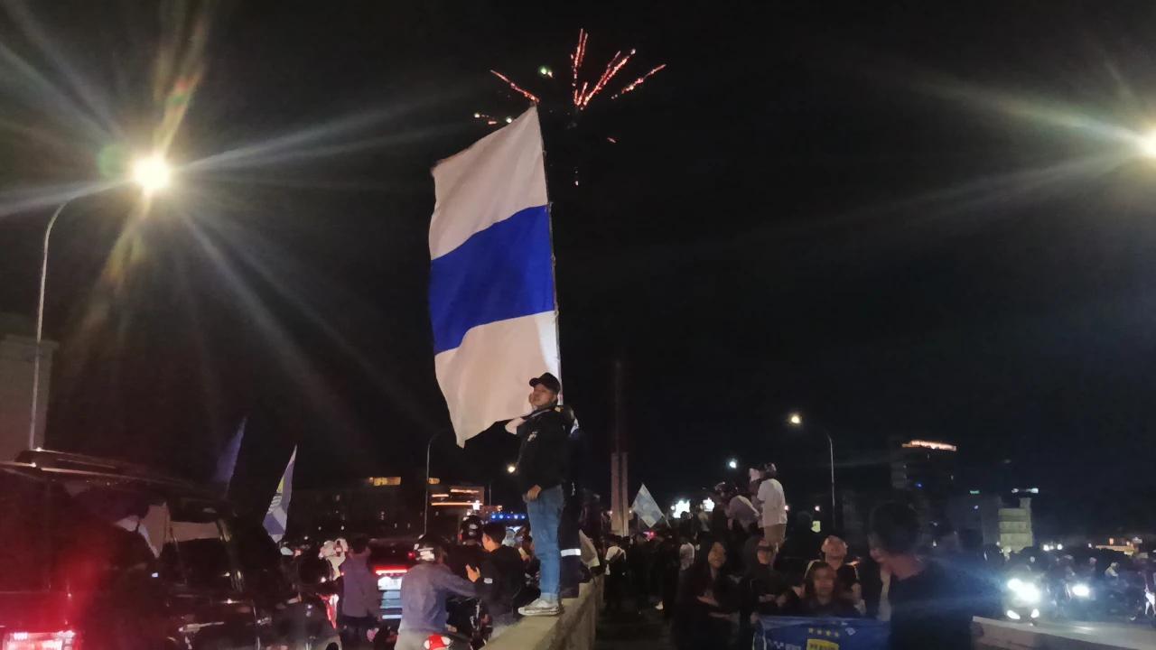Euforia Bobotoh Tumpah di Fly Over Pasupati, Rayakan Persib Jadi Juara Paruh Musim Usai Taklukan Persija