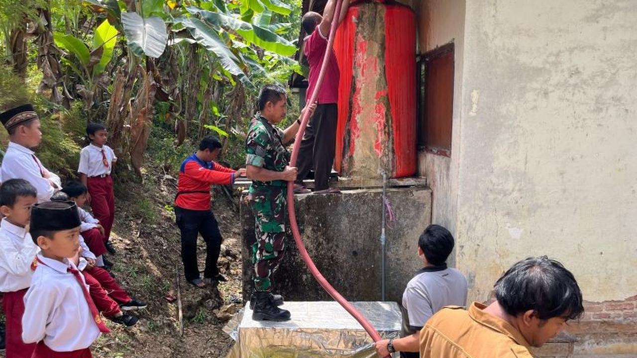 BPBD Trenggalek Salurkan 162 Ribu Liter Air Bersih Atasi Kekeringan Trenggalek di 11 Desa