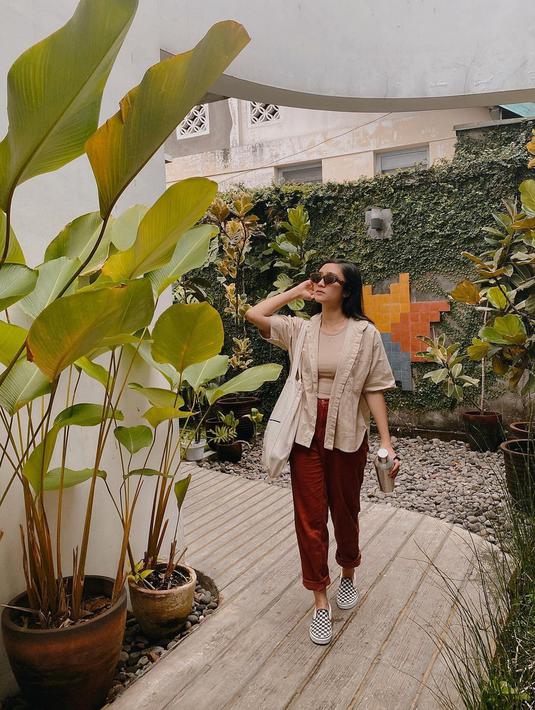 <p>Kacamata menjadi aksesoris wajib yang selalu digunakan Febby Rastanty. (FOTO: instagram.com/febbyrastanty/)</p>