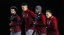Penyerang Liverpool Mohamed Salah (kiri) bersama rekan-rekan setimnya berlatih jelang menghadapi Napoli pada matchday keenam Grup C Liga Champions di Melwood Training Ground, Liverpool, Inggris, Senin (10/12). (Martin Rickett/PA via AP)