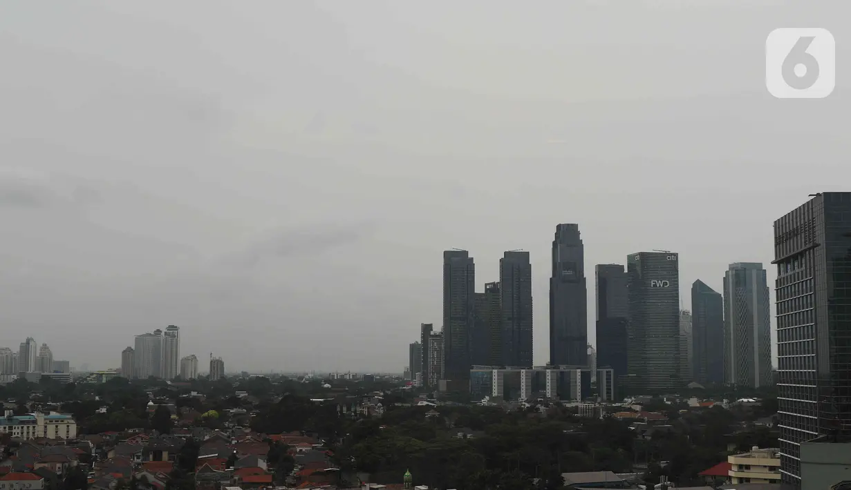 Suasana gedung bertingkat dan permukiman warga di kawasan Jakarta, Senin (17/1/2022). Bank Dunia memproyeksikan pertumbuhan ekonomi Indonesia pada tahun 2022 mencapai 5,2 persen. (Liputan6.com/Angga Yuniar)