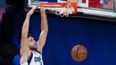 Pebasket Dallas Mavericks, Maxi Kleber, melakukan dunk saat menghadapi Los Angeles Clippers pada gim kedua playoff NBA 2020 di AdventHealth Arena, Kamis (20/8/2020). Maverick menang 127-114 atas LA Clipppers. (AFP/Ashley Landis-Pool/Getty Images)