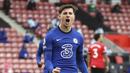 Gelandang Chelsea, Mason Mount melakukan selebrasi usai mencetak gol penyeimbang 1-1 ke gawang Southampton dalam laga lanjutan Liga Inggris 2020/21 pekan ke-25 di St. Mary's Stadium, Southampton, Sabtu (20/2/2021). Chelsea bermain imbang 1-1 dengan Southampton. (AP/Michael Steele/Pool)