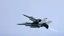 Aksi dua jet tempur F-16 Angkatan Udara Singapura melakukan manuver di udara jelang Singapore Airshow 2018, Jumat (2/2) . Singapore Airshow 2018 akan dihadiri delegasi pemerintah dan militer tingkat tinggi dari seluruh dunia. (AP Photo/Wong Maye-E)