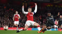 Striker CSKA Moscow Ahmed Musa gagal melakukan tembakan saat melawan Arsenal pada pertandingan Liga Eropa di stadion Emirates, London (5/4). (AFP Photo / Ben Stansall)