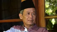 Ahmad Tohari, budayawan Banyumas cum sastrawan yang menjadi penanggung jawab bahasa dalam tim penerjemah Al Quran ke Bahasa Banyumasan alias ngapak. (Foto: Liputan6.com/Muhamad Ridlo)