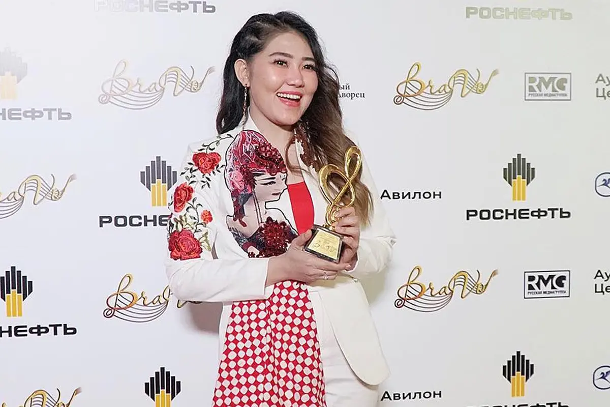 Via Vallen membawa pulang piala penghargaan BraVo Awards 2019  di Moskow Rusia.