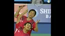 Ganda Putra Indonesia Muhamad Ahsan dan Hendra Setiawan saat berlaga melawan ganda Korsel Yongdae Lee dan Yeonseong Yoo pada final Ganda Putra Asian Games ke-17 di Gyeyang Gymnasium, Incheon, Korsel, (28/9). (ANTARA FOTO/Saptono)