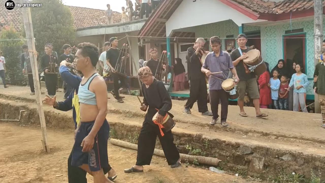 Diwarnai Ritual Kesurupan