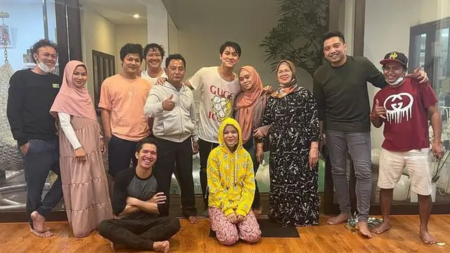 7 Potret Keseruan Ulang Tahun Rizky Billar ke-26, Lesty Ikut Tercebur ke Kolam