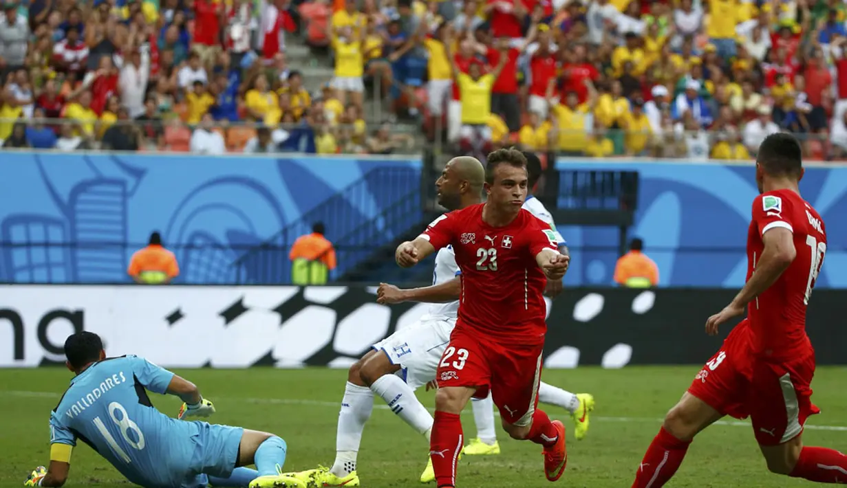 Ekspresi Xherdan Shaqiri (tengah) usai mencetak gol keduanya ke gawang Honduras saat berlaga di penyisihan Piala Dunia 2014 Grup E di Stadion Amazonia, Manaus, Brasil, (26/6/2014). (REUTERS/Michael Dalder)