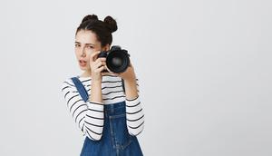 Menjadi fotografer atau videografer dapat menjadi salah satu pilihanmu saat ingin bekerja part-time. [Dok/freepik.com/cookie_studio]