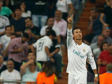  Penyerang Real Madrid, Cristiano Ronaldo berselebrasi usai mencetak gol ke gawang APOEL Nicosia pada penyisihan Grup H Liga Champions di stadion Santiago Bernabeu, Spanyol, (13/9). Ronaldo mencetak dua gol dipertandingan ini. (AP Photo/Francisco Seco)