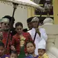 Mendiang Sultan Ternate dan permaisuri bersama kedua putra kembar menghadiri sebuah acara. (Liputan6.com/Hairil Hiar)