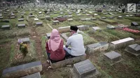 Sejumlah umat muslim berdoa di makam keluarga saat ziarah kubur di Tempat Pemakaman Umum (TPU) Menteng Pulo, Jakarta, Minggu (28/4/2019). Sepekan menjelang datangnya bulan Ramadan, banyak masyarakat melakukan ziarah kubur mendoakan mendiang keluarga dan kerabat mereka. (Liputan6.com/Faizal Fanani)