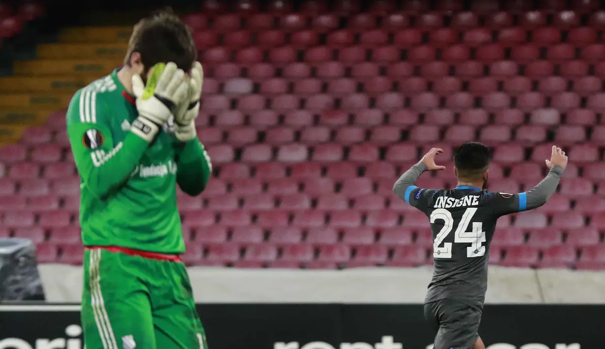 Pemain Napoli,Lorenzo Insigne (kanan) Napoli Bungkam Tmerayakan gol ke gawang Legia yang di kawal kiper Legia Warsaw, Dusan Kuciak pada lanjutan  UEFA Europa League di Stadion San Paolo, Naples, Jumat (11/12/2015) dini hari WIB. (AFP Photo/Carlo Hermann)