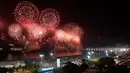 Kemeriahan pesta kembang api menyambut Tahun Baru 2019 di Pantai Copacabana, Rio de Janeiro, Brasil, Selasa (1/1). (AP Photo/Leo Correa)