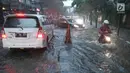 Sejumlah kendaraan menerobos banjir di kawasan Kemang, Jakarta Selatan, Kamis (18/10). Akibat hujan deras, kawasan di Jalan Kemang kembali tergenang air. (Liputan6.com/Herman Zakharia)