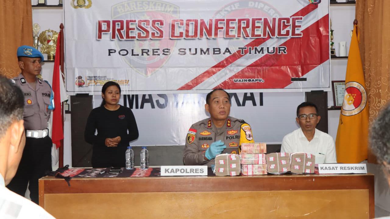 Kapolres Sumba Timur, AKBP Dr. Gede Harimbawa, saat memberikan keterangan pers