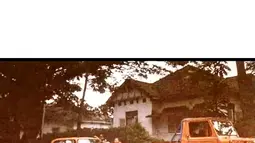 Mejeng mobil kesayangan di pinggiran jalan Kota Bandung circa 1990an. (Source: Instagram/@groupotomotif1990)