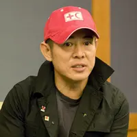 “Tidak perlu khawatir akan kesehatanku. Belakangan banyak yang menyebutkan bahwa aku akan duduk di kursi roda. Begitu juga dengan temanku yang bertanya-tanya soal kesehatanku ini,” ujar Jet Li. (AFP/SIMIN WANG)
