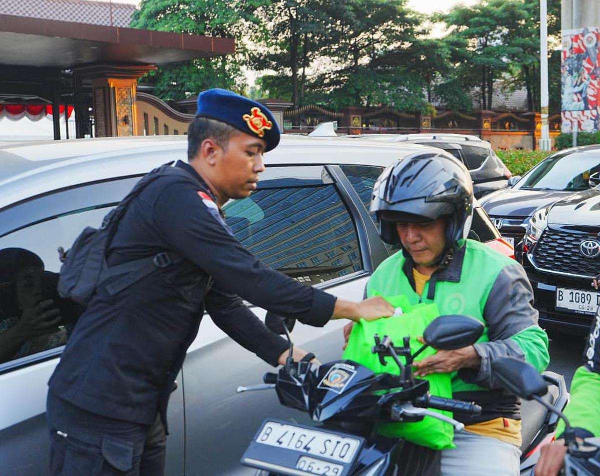 FOTO: Polri dan Buruh Bagikan Sembako ke Warga Jakarta