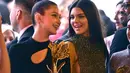 Bella Hadid ternyata mendukung hubungan Kendall Jenner dan Anwar Hadid saat ini. (GettyImages - Teen Vogue)
