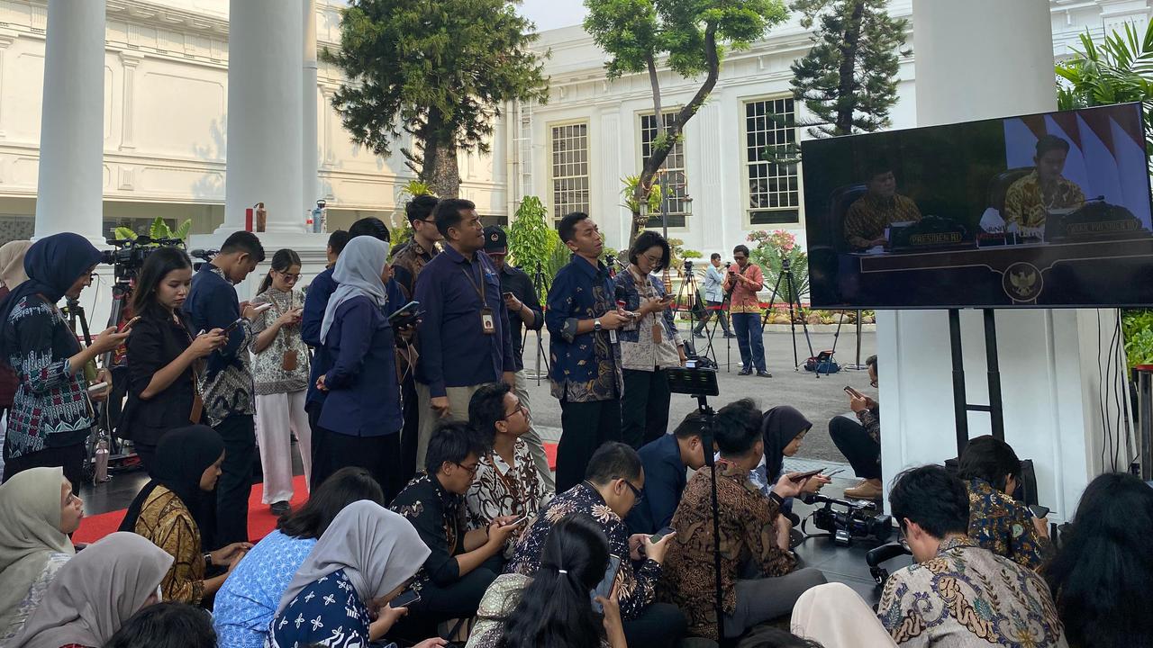 Potret Wartawan Lesehan Nobar Sidang Kabinet Perdana Prabowo di Istana Kepresidenan