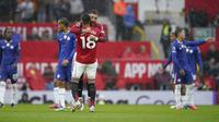 Selebrasi gelandang Manchester United Bruno Fernandes &amp; Casemiro usai menjebol gawang Chelsea di Old Trafford di laga pekan kelima Premier League 2025/2026, Sabtu (20/09/2025). (AP Photo/Dave Thompson)