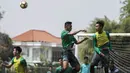 Pemain Timnas Indonesia U-22, Hansamu Yama, duel udara dengan Andy Setyo, saat latihan di Lapangan SPH Karawaci, Banten, Kamis (10/8/2017). Latihan dilakukan sebagai persiapan jelang SEA Games 2017 Malaysia. (Bola.com/Vitalis Yogi Trisna)