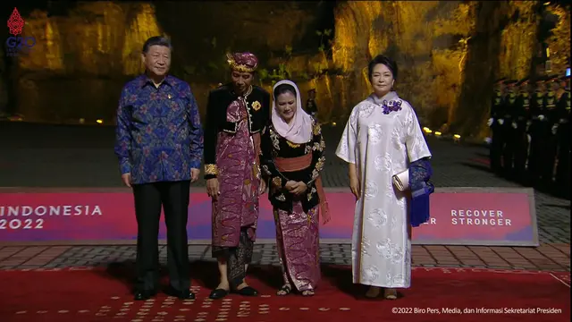 Perdana Menteri China Xi Jinping bersama istri menghadiri 'Welcoming Dinner and Cultural Performance G20 Indonesia' di Taman Budaya Garuda Wisnu Kencana Bali.