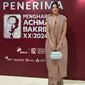 Lihat di sini tampilan elegan Nia Ramadhani hadiri Achmad Bakrie Awards. [@ramadhaniabakrie].