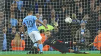 Pemain Manchester City, Sergio Aguero mencetak gol ke gawang Wolverhampton Wanderers pada laga Piala Liga Inggris di Etihad Stadium, Manchester, (24/10/2017. City menang adu penalti 4-1. (Tim Goode/PA via AP)