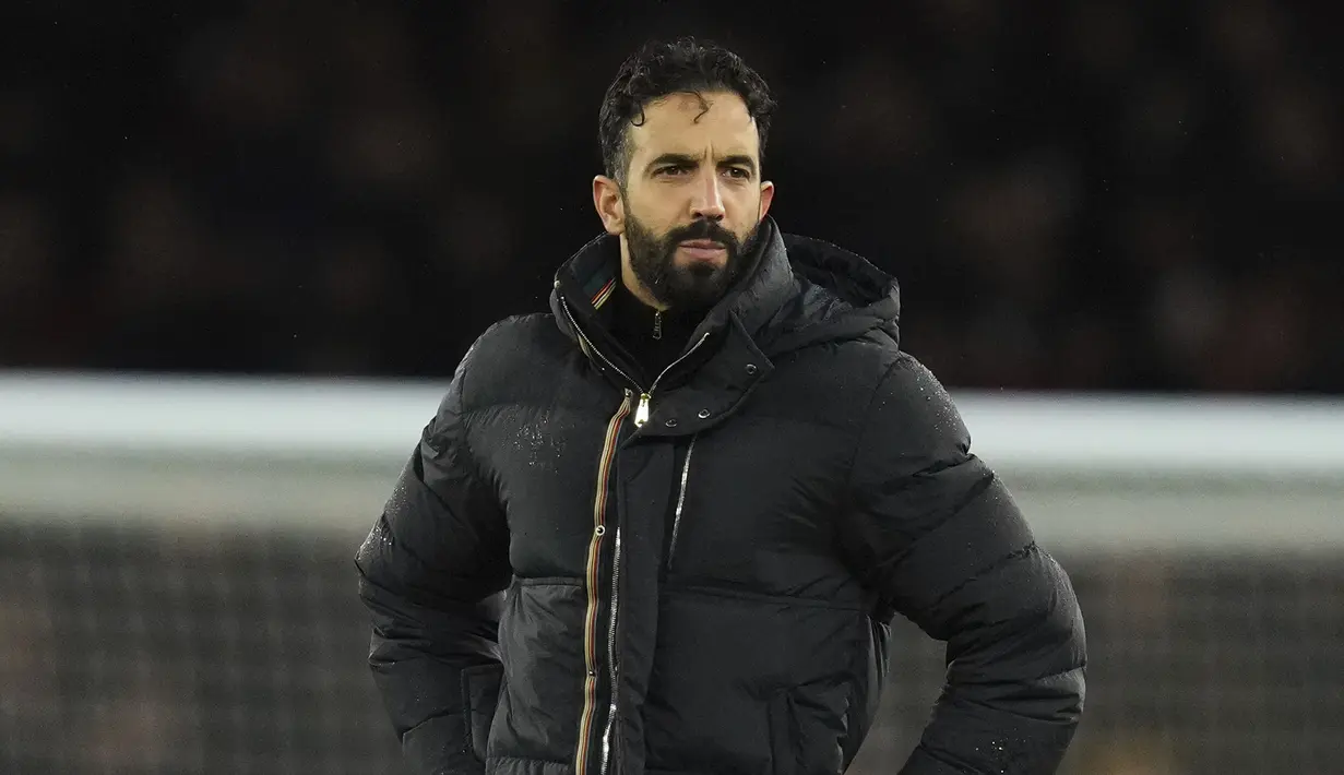 Ekspresi kecewa pelatih Manchester United, Ruben Amorim setelah laga lanjutan Liga Inggris 2024/2025 melawan Arsenal di Emirates Stadium, London, Inggris, Kamis (05/12/2024) WIB. (AP Photo/Kirsty Wigglesworth)