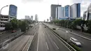 Suasana tol dalam kota, Jalan Gatot Subroto, Jakarta, terlihat lenggang, Senin (8/2). Jalan terlihat nyaris tak ada aktifitas berarti maupun kemacetan arus lalu lintas pada hari libur Tahun Baru Imlek. (Liputan6.com/Faizal Fanani)
