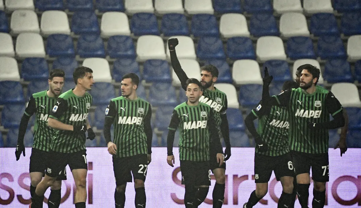 Penyerang Sassuolo, Domenico Berardi (kelima kiri) berselebrasi dengan rekan-rekannya usai mencetak gol ke gawang Benevento pada pertandingan lanjutan Liga Serie A Italia di Stadion Mapei di Reggio Emilia, Italia, Sabtu (12/12/2020). Sassuolo menang tipis atas Benevento 1-0. (Massimo Paolone/LaPress