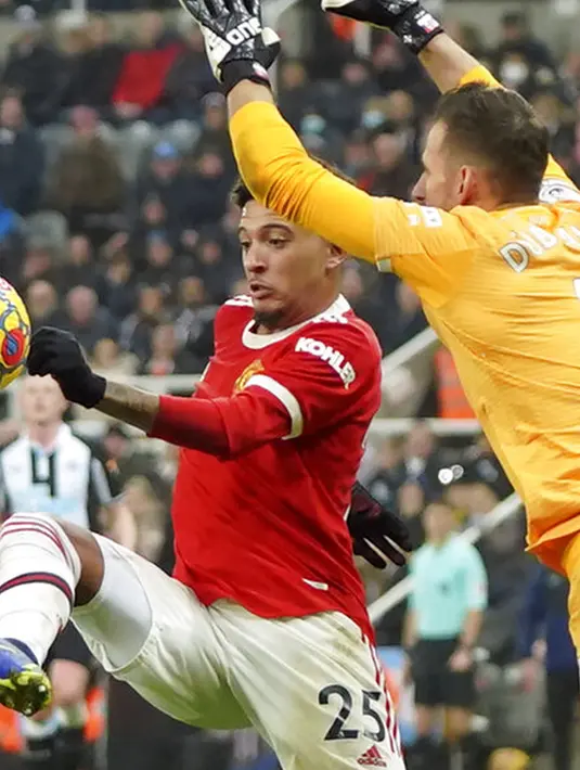 <p>Penjaga gawang Newcastle United Martin Dubravka (kanan) melakukan penyelamatan di depan pemain Manchester United Jadon Sancho pada pertandingan sepak bola Liga Inggris di St. James' Park, Newcastle, Inggris, Senin (27/12/2021). Pertandingan berakhir imbang 1-1. (AP Photo/Jon Super)</p>