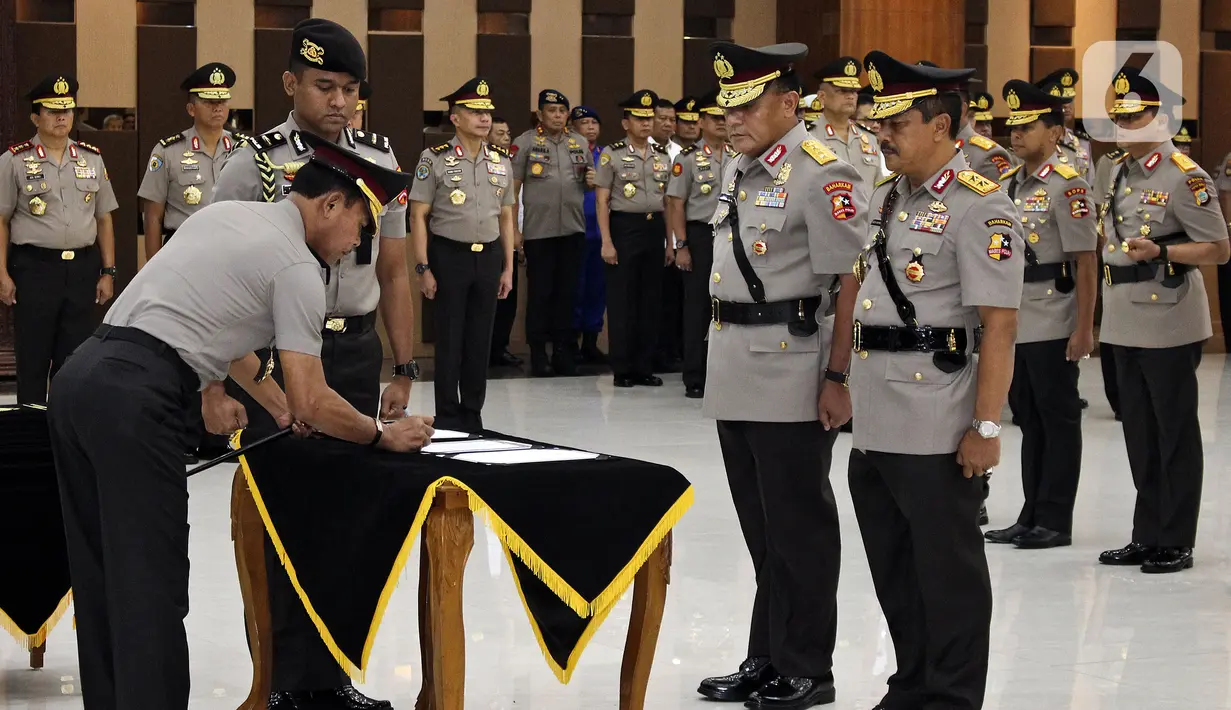 Kapolri Jenderal Pol Idham Azis menandatangani dokumen saat serah terima jabatan sejumlah perwira di Mabes Polri Jakarta, Senin (16/12/2019). Selain melantik Kabareskrim baru, Kapolri memimpin serah terima jabatan 13 perwira. (Liputan6.com/Johan Tallo)